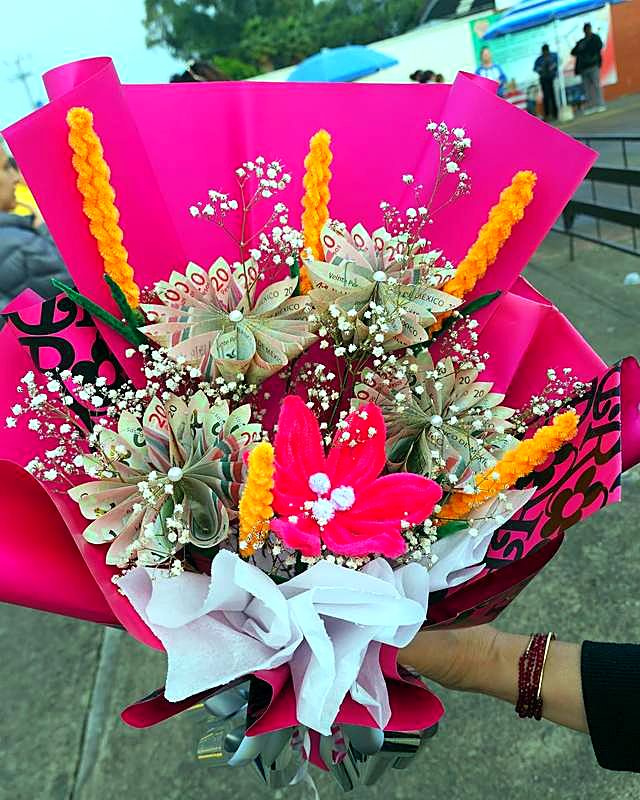 Ramo con flores de billetes, gypsophila y envoltura rosa