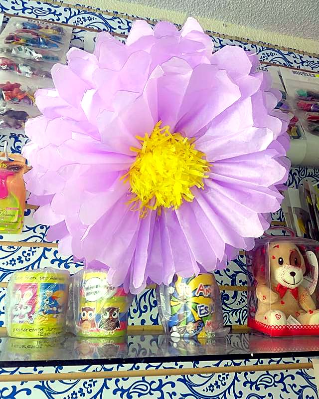 Flor gigante de papel lila