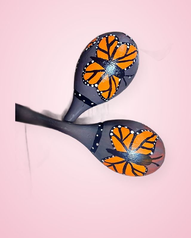 Maracas pintadas con mariposas monarca