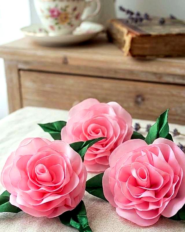 Rosas de listón satinado
